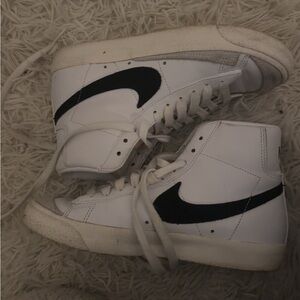 Nike Women's Blazer Mid 77 Shoes